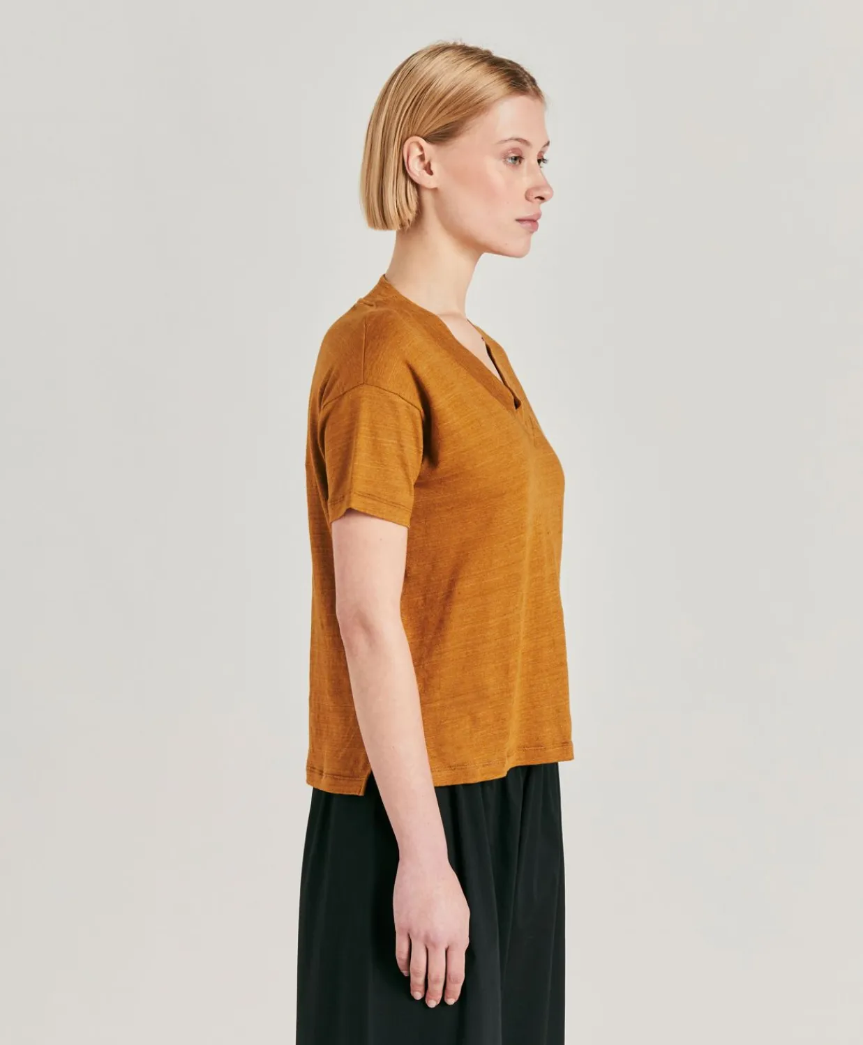 Donne Momonì T-Shirts E Top-Tshirt Nancy In Jersey Lino - Caramello