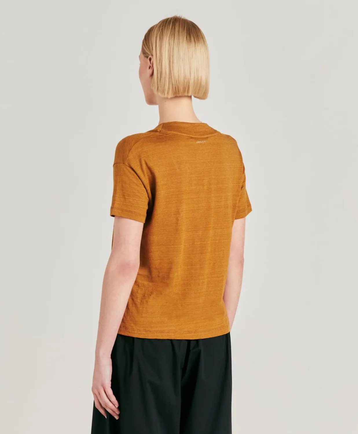 Donne Momonì T-Shirts E Top-Tshirt Nancy In Jersey Lino - Caramello